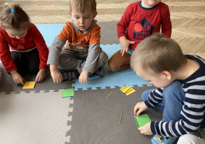 dzieci układają kwadraty z patyczków